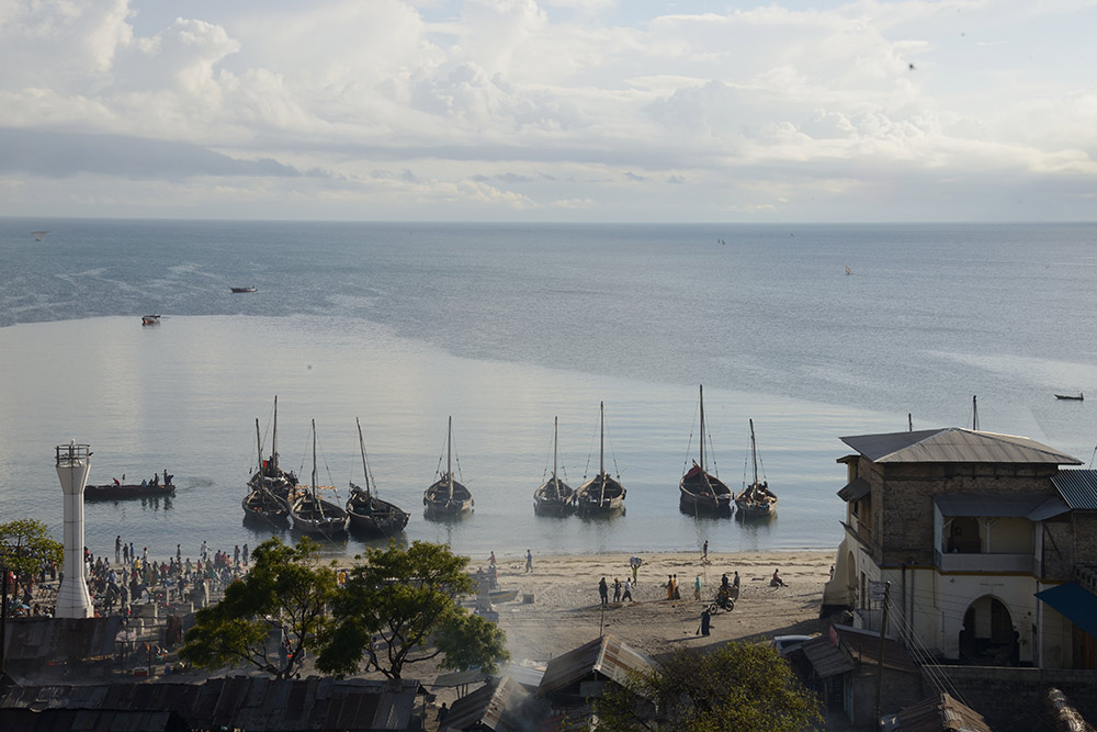 Stadt, Boote im Meer